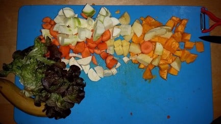 Légumes et fruits découpés, prêts à être mit dans le mixeur